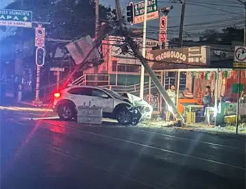¡Se llevó hasta el transformador! Conductor de camioneta chocó contra poste de CFE en Villahermosa