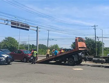 Mujer motociclista resulta lesionada tras accidente con carro particular