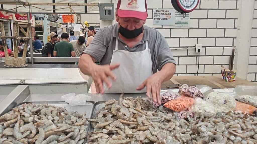 Suben ventas de pescados y mariscos en el Pino Suárez por Semana Santa