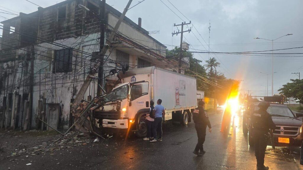 Camión choca poste de CFE en Miguel Hidalgo y los deja sin electricidad