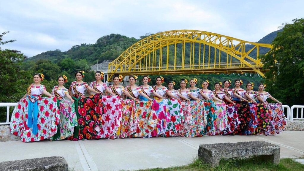 Visitan Embajadoras estaciones del Tren Maya en El Triunfo y Boca del Cerro