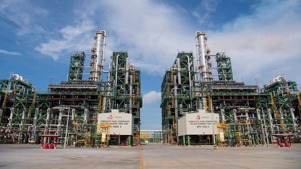 Desmiente Pemex fuga de gas en Refinería Olmeca; aclara que se trata de vapor de agua