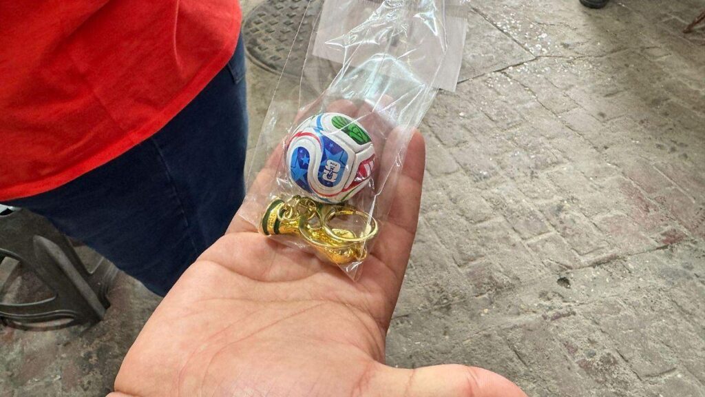 Fiebre futbolera llega al Centro con artículos de la Copa Mundial 2026