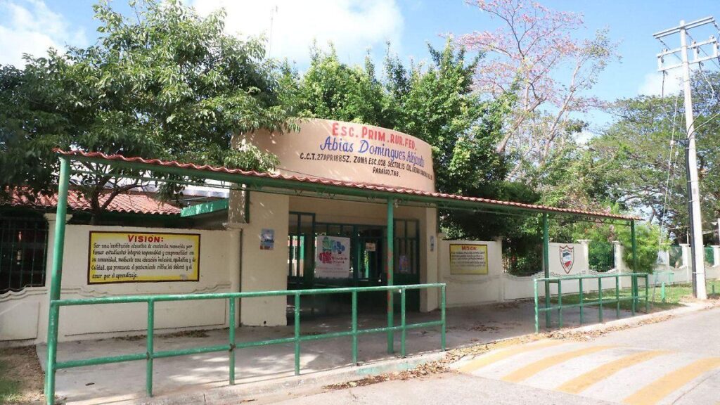 Ya hay terreno para reubicar escuelas cercanas a refinería Olmeca