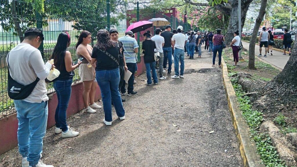 Hacen fila desde ayer para inscribirse a Jóvenes Construyendo el Futuro