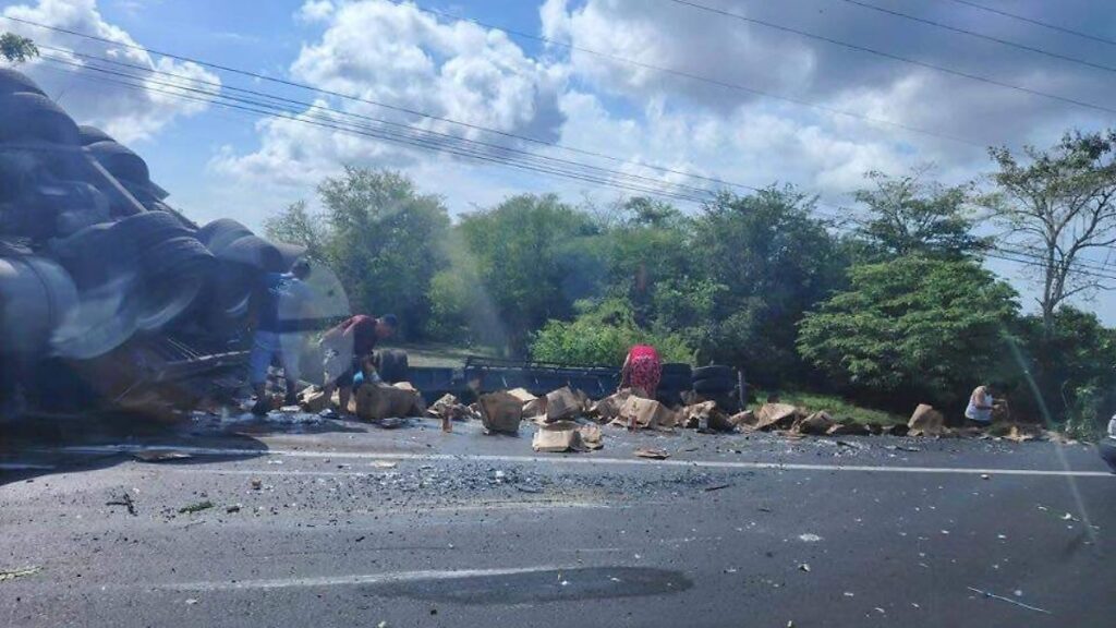 Vuelca tráiler con cerveza en Centla y provoca rapiña