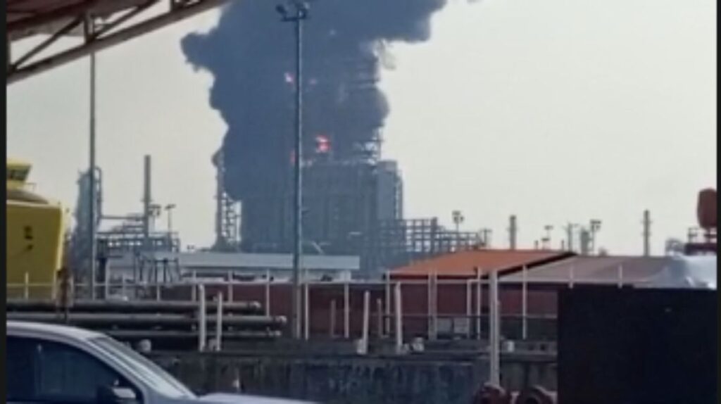 Controlan incendio en bodega de coque en refinería de Dos Bocas