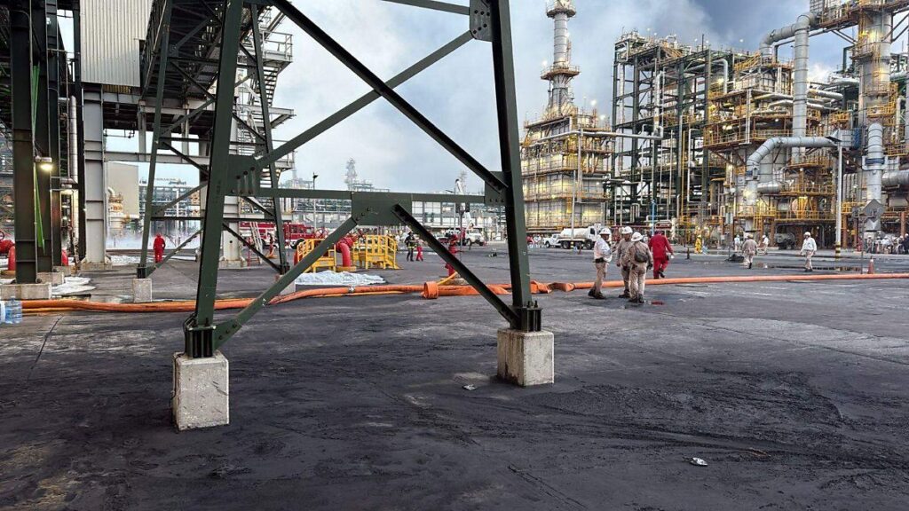 Arde bodega de coque en Dos Bocas; Pemex lo controla
