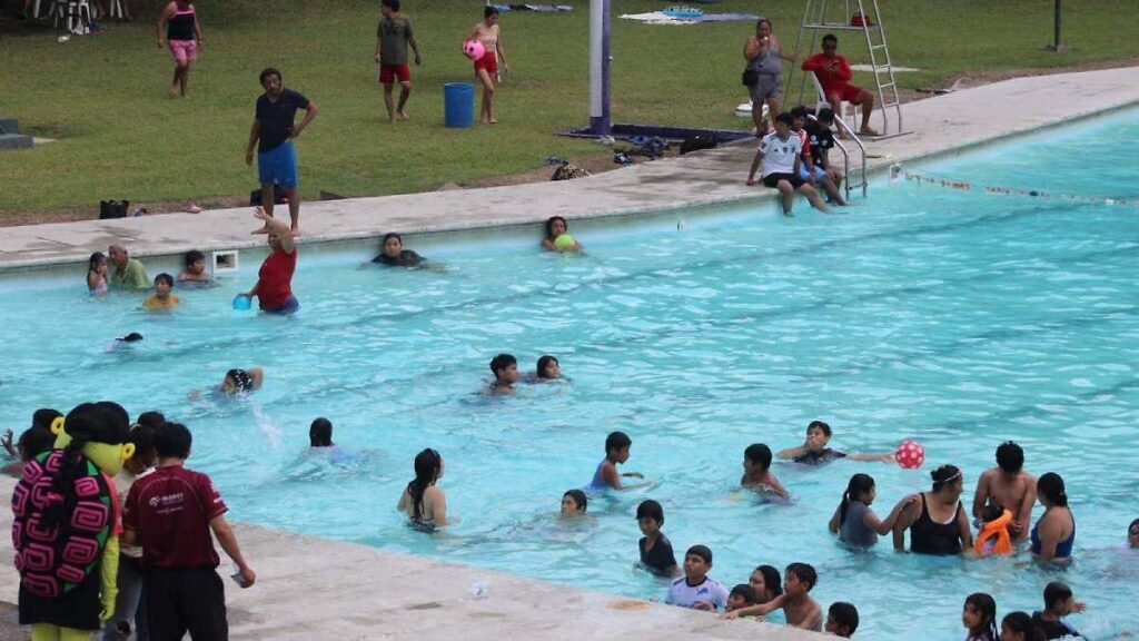 Aprovechan villahermosinos último sábado de vacaciones en alberca de Ciudad Deportiva