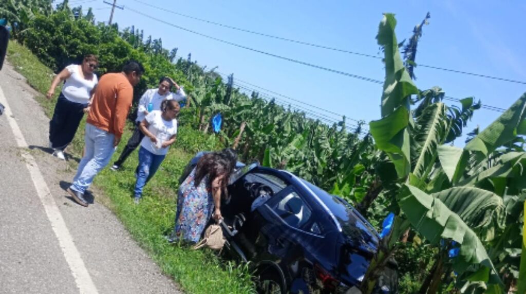 Vehículo termina en dren tras choque en Villahermosa Teapa; conductor queda prensado