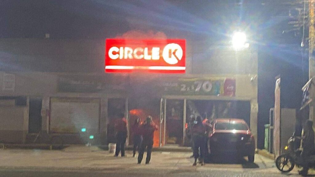 Aparecen ponchallantas e incendian tienda en carretera Cárdenas Huimanguillo