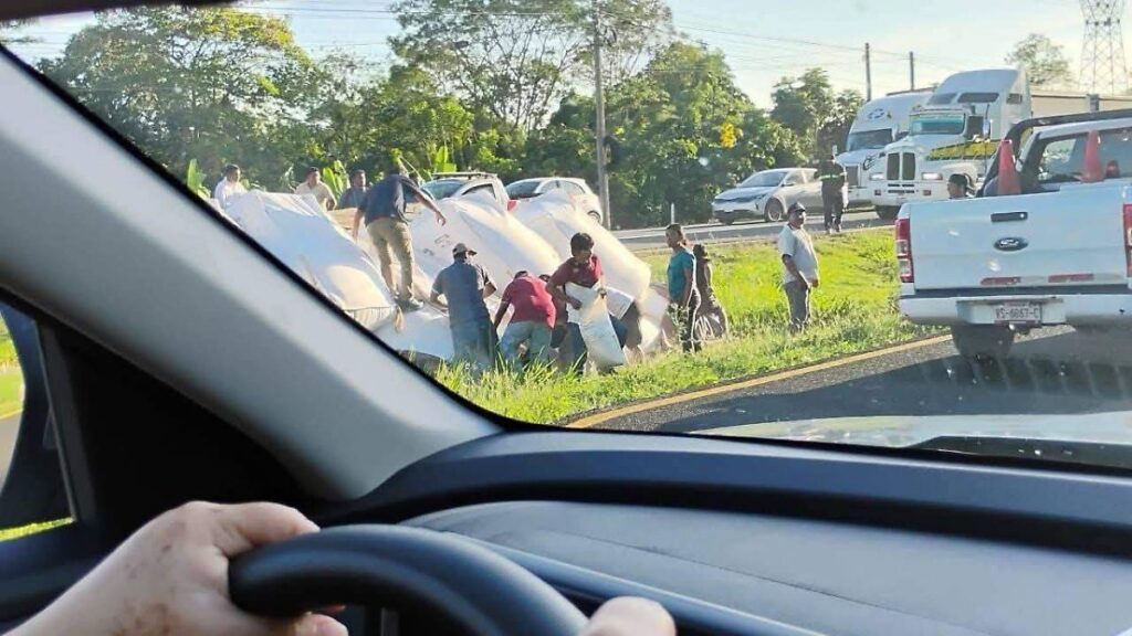 Son como hormigas: Rapiñan tractocamión cargado de azúcar en la Villahermosa-Cárdenas
