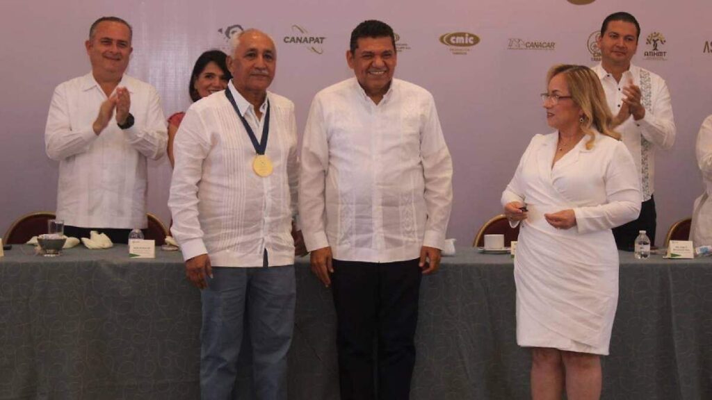 Entregan Medalla al Mérito Empresarial a Jaime Merodio, clave en sector constructor