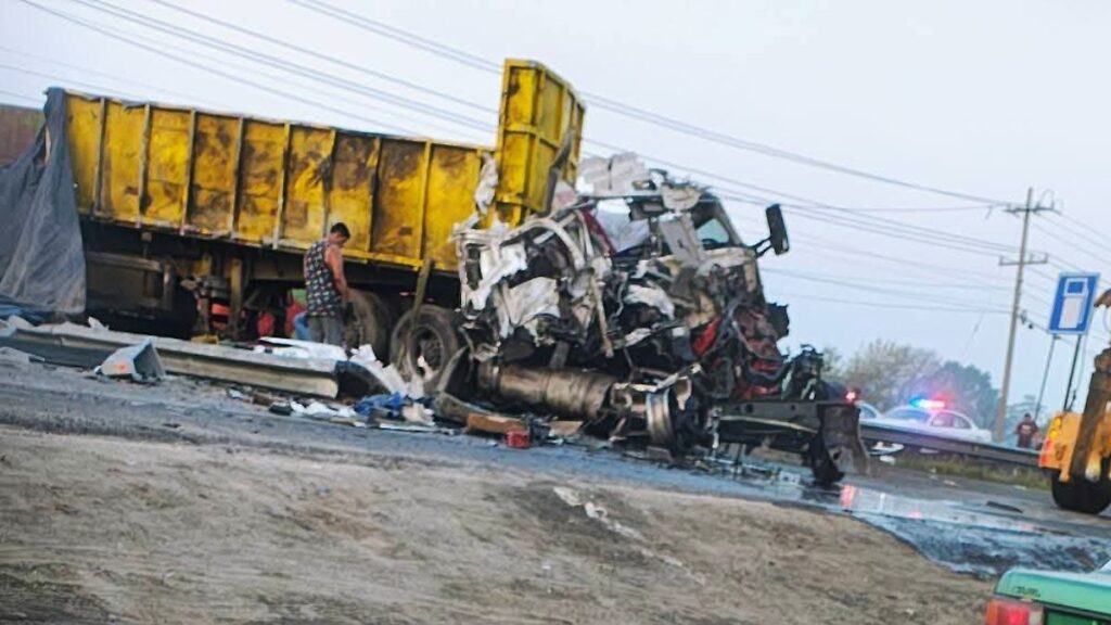 Caos en la Coatzacoalcos-Cárdenas: choque de tráileres paraliza la carretera