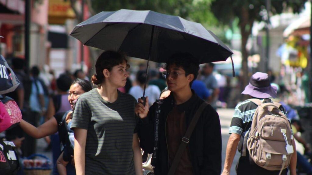 Calor en Tabasco impulsa compra de sombrillas y gorras
