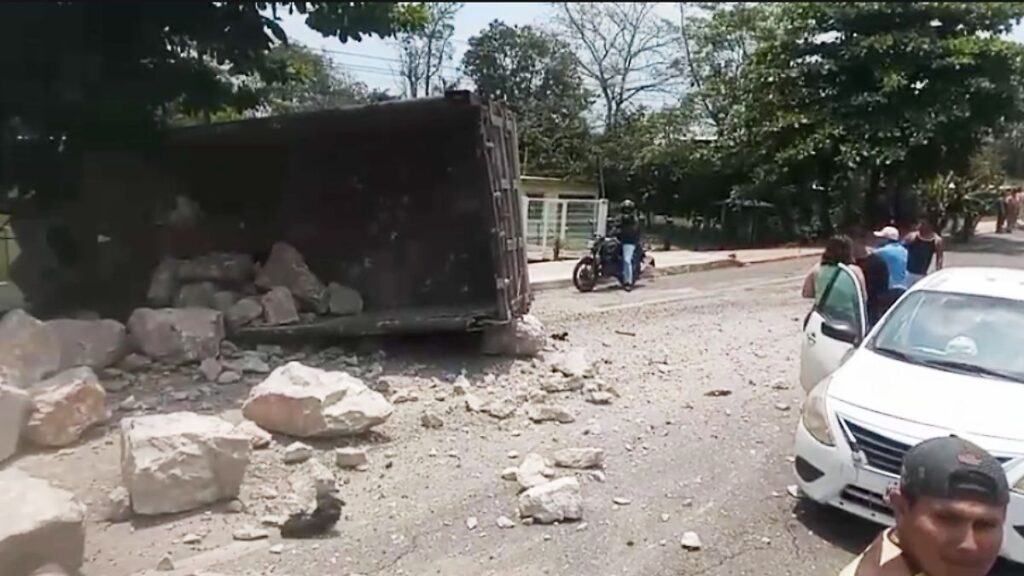 Vuelca volteo cargado de rocas en la Villahermosa-Teapa; se lleva tres vehículos