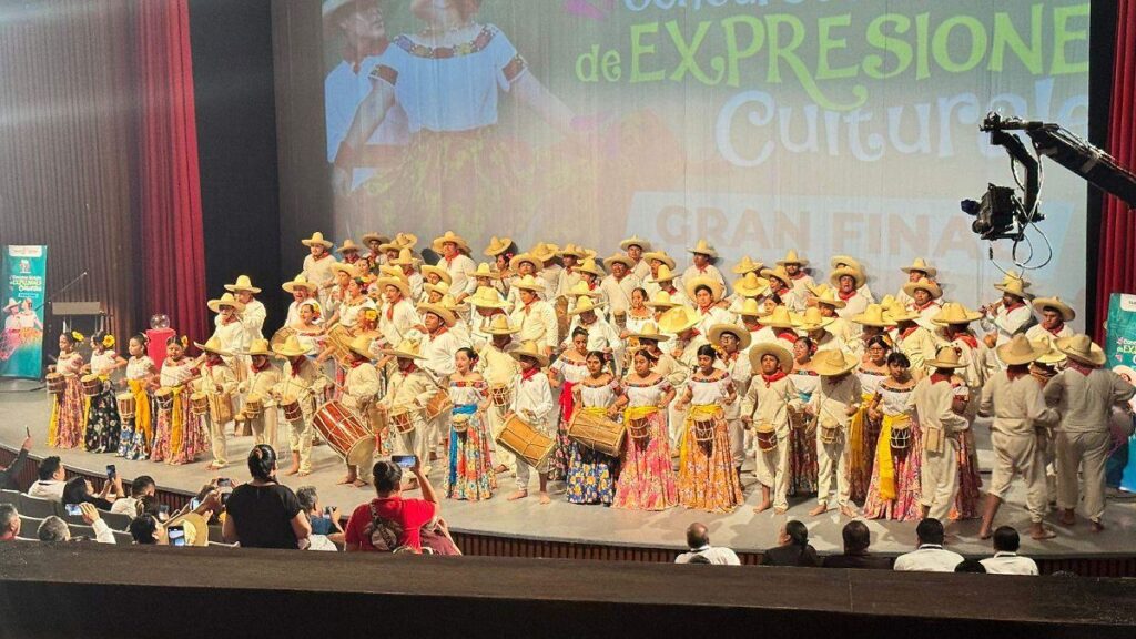 Teatro Esperanza Iris celebra final de concursos culturales 2026