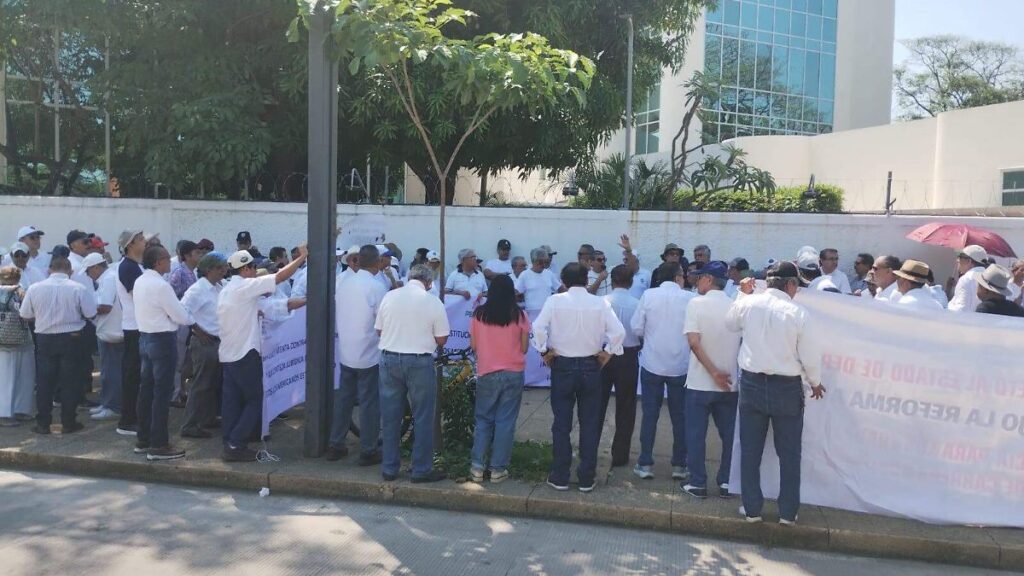 Se manifiestan jubilados en Juzgados Federales en Tabasco