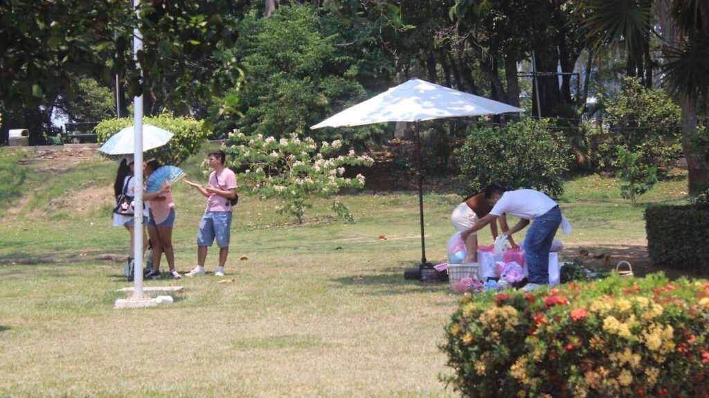Temperaturas extremas llevan a tabasqueños a refugiarse en parques para refrescarse
