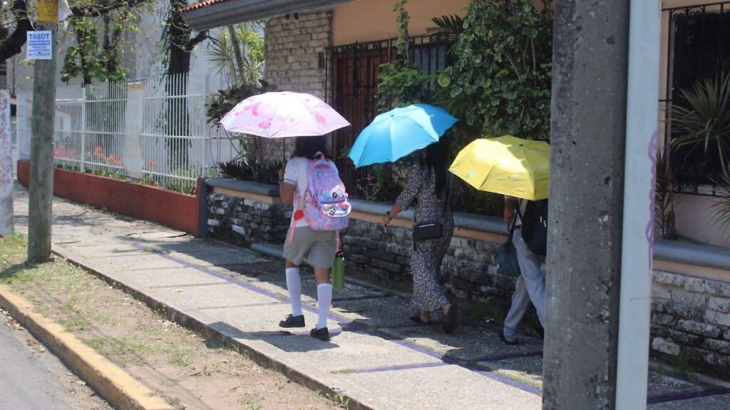 Calor intenso y lluvias aisladas marcarán la jornada del lunes en Tabasco