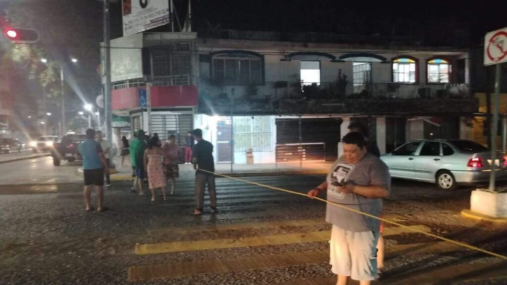 Vecinos cierran Paseo Tabasco por falta de luz; exigen respuesta a CFE