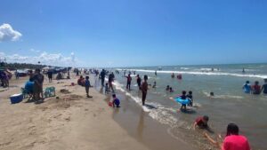 “Vamos a asar una carnita”: Vacacionista foráneo en Pico de Oro