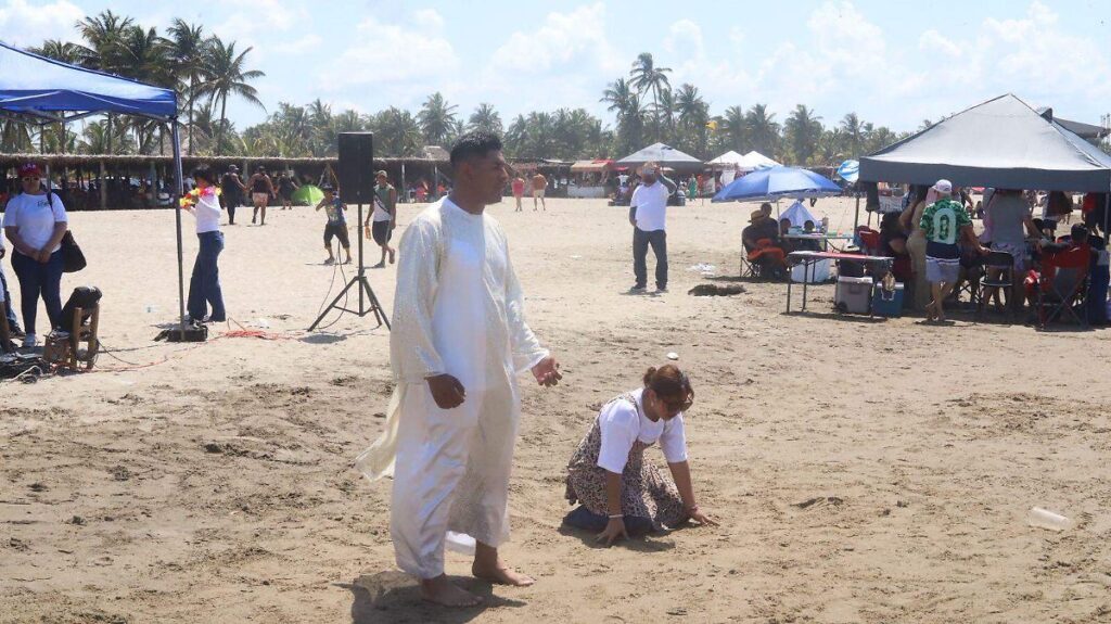 Evangélicos llevan la palabra de Dios en Semana Santa… ¡A la playa!