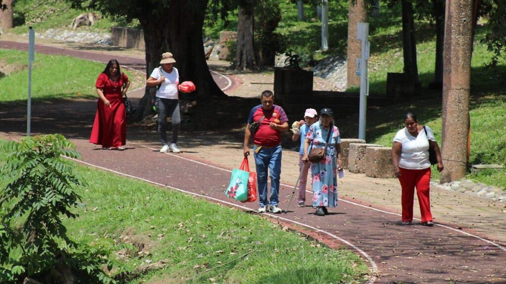Familias llenan parques de Villahermosa en Domingo Santo
