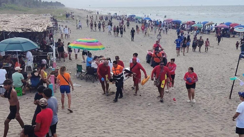Realizan rescate acuático de cuatro personas en playa de Paraíso
