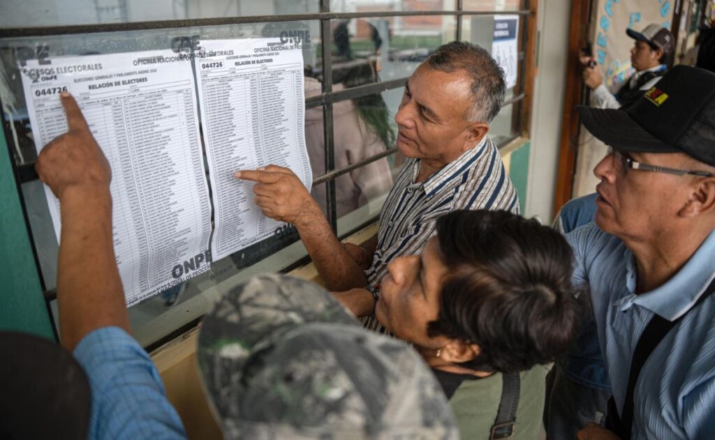 Perú sigue en suspenso con cerca del 75% de votos contabilizados