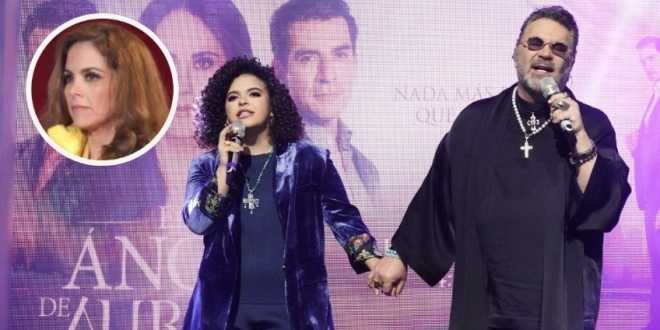 Critican a Lucerito por aparecer en un concierto de su papá