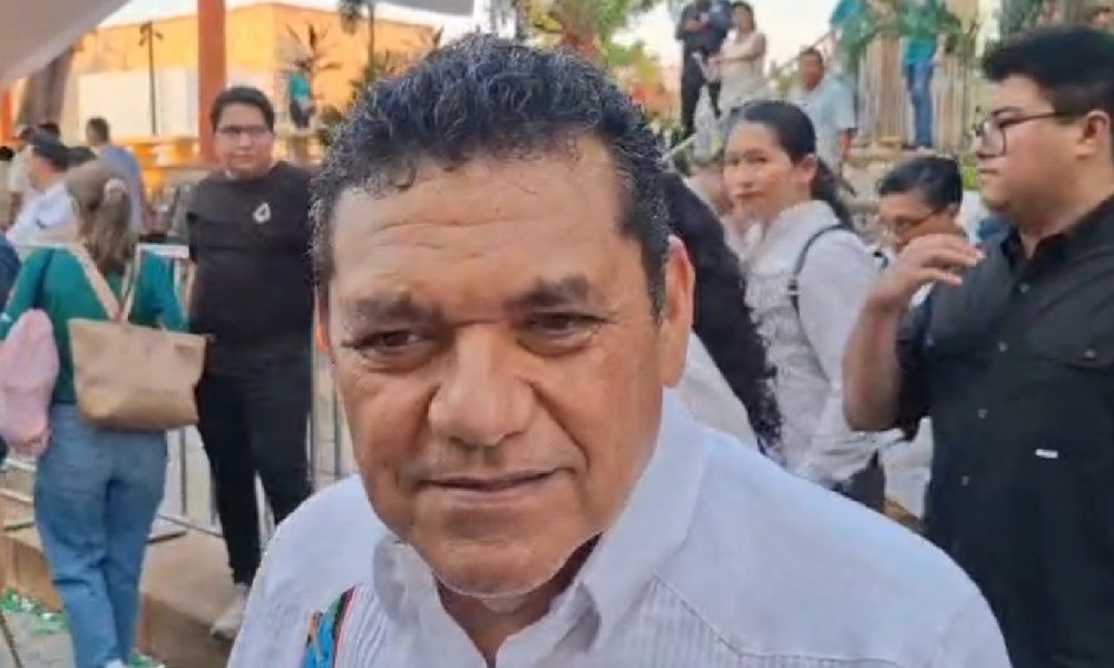 Javier May destaca ambiente familiar en desfile de carros alegóricos
