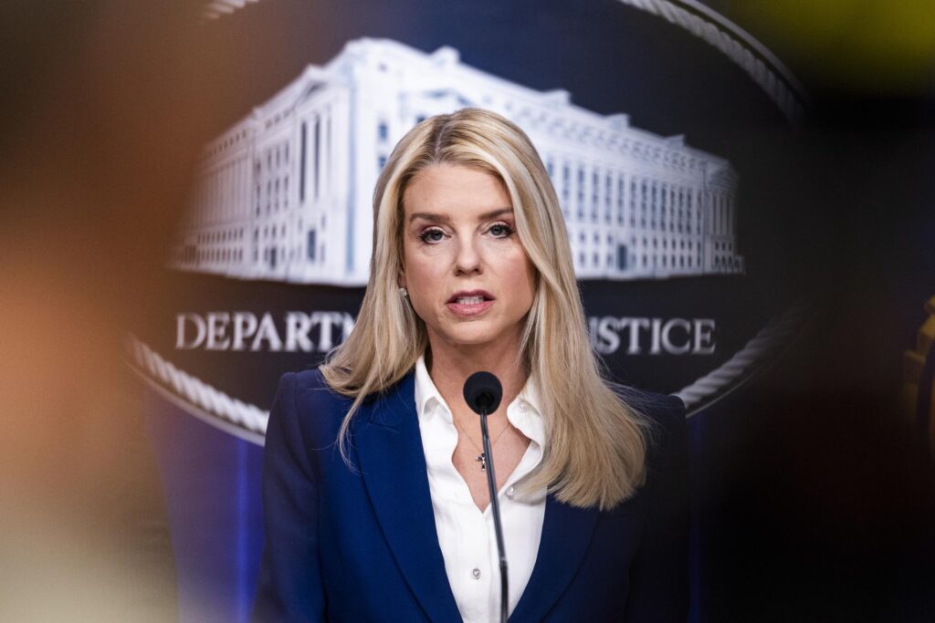 Trump destituye a la fiscal general Pam Bondi