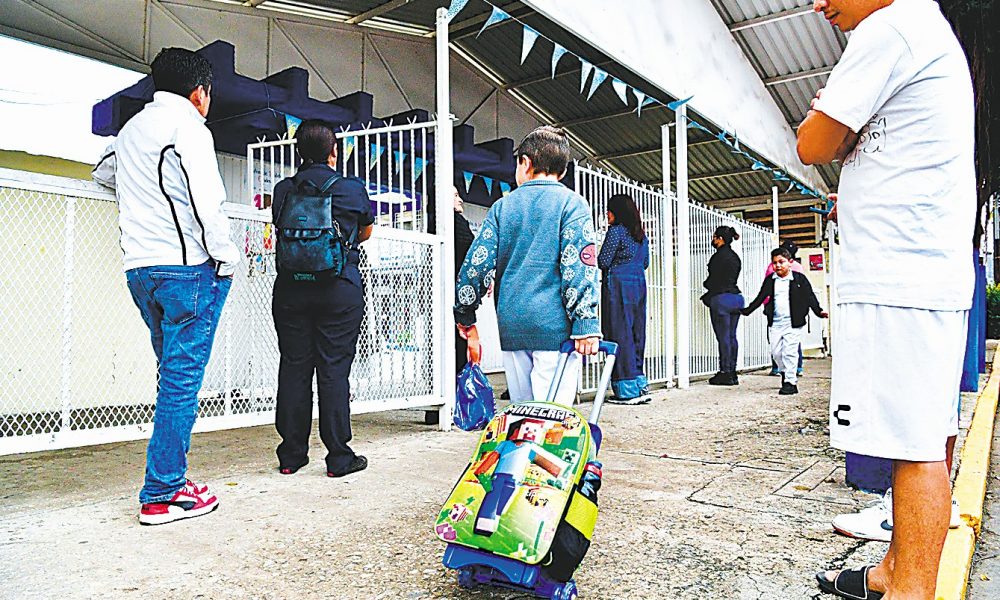 Hoy regresan a clases 720 mil alumnos en todo el estado