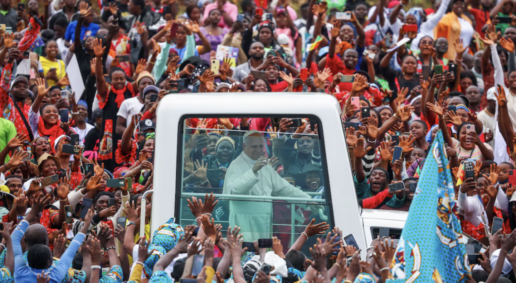 «El Mundo está siendo destruido por unos pocos tiranos», señala el Papa León XIV
