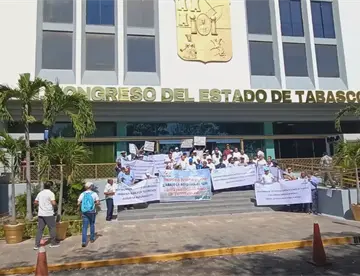 Jubilados de CFE y PEMEX se manifiestan en Tabasco contra ley de pensiones y exigen que no sea retroactiva