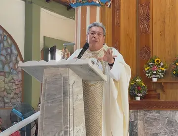 ¡Jalón de orejas! Padre Tiktokero regaña a feligresía por uso de celular en plena misa