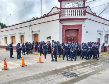 Policías de Jonuta cierran el Palacio Municipal en exigencia de incremento salarial y otras necesidades