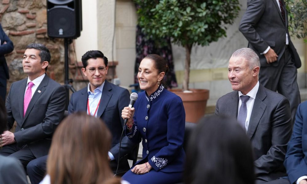 Sheinbaum se reúne con connacionales en Barcelona en marco de cumbre democrática
