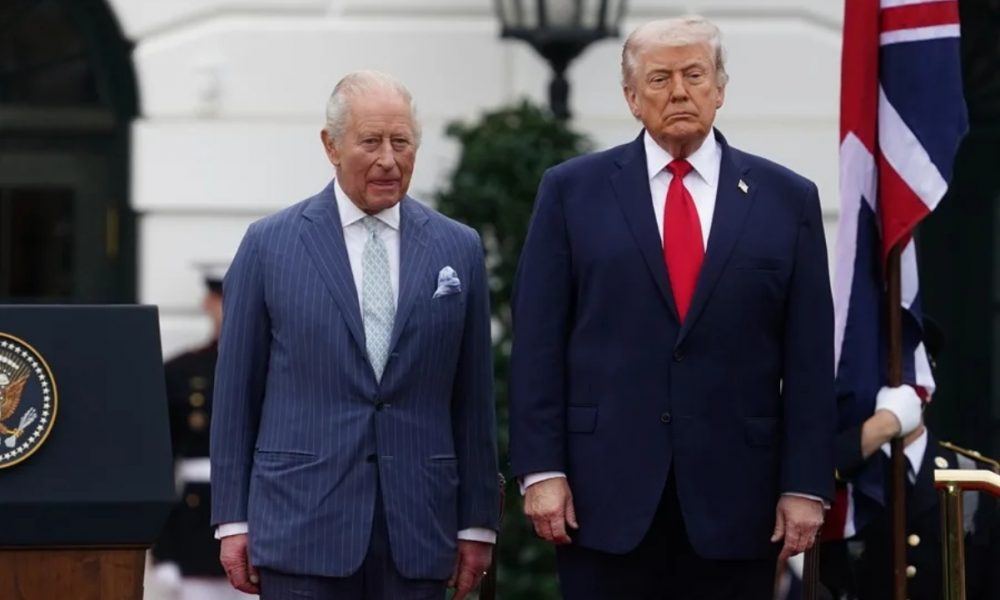 Trump celebra posible parentesco con Carlos III