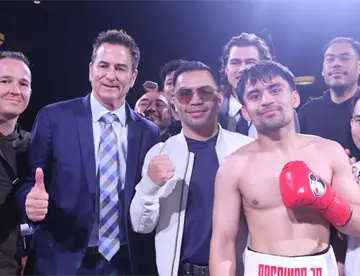 Pacquiao Jr. consigue su primera victoria profesional ante la mirada de Manny Pacquiao