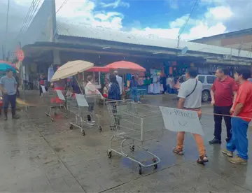 Vecinos bloquean calle en el Centro de Cárdenas por falta de energía eléctrica
