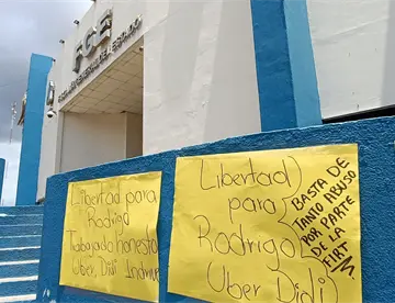 Conductores de plataformas protestan en la FGE por detención de compañero