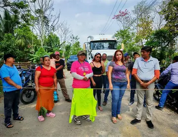 Bloquean carretera en Huimanguillo; denuncian asaltos en zona de baches