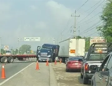 Tráiler con plataforma se accidenta y bloquea la Villahermosa–Cárdenas