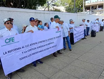Protestan jubilados de CFE y Pemex contra reforma al Art. 127 que recortará sus pensiones frente al PJF en Centro