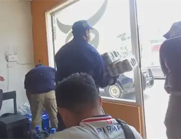 Decomisan cerveza en local de comida en Av. Méndez previo al desfile de carros alegóricos