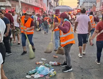 Despliega Ayuntamiento de Centro operativo de limpieza de calles tras desfile de carros alegóricos