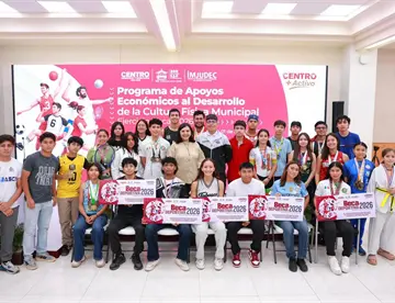 Yolanda Osuna entrega becas a deportistas, mediante el Programa de Apoyos Económicos al Desarrollo de la Cultura Física