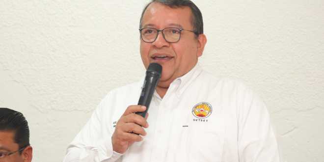 Negocian burócratas aumento salarial de 20 por ciento: Ovando
